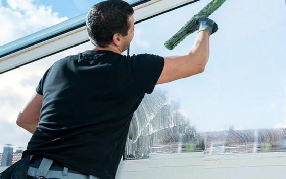 Limpieza de ventanas en altura: técnicas y herramientas